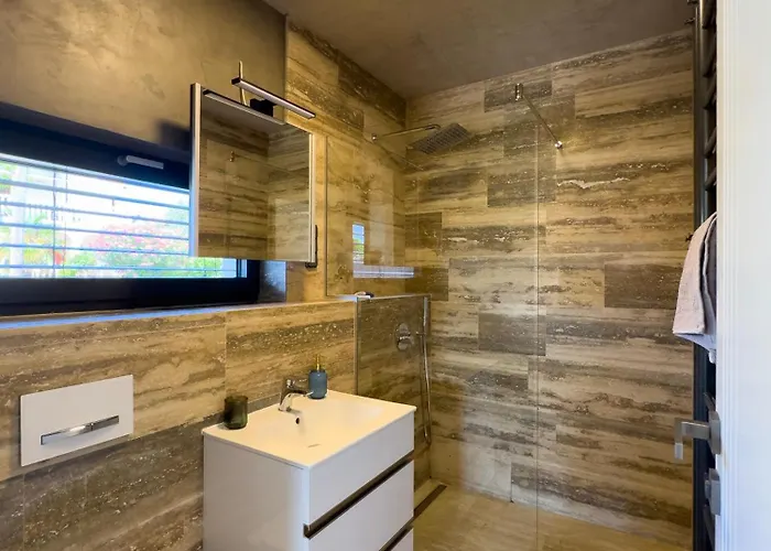 Travertino Apartman *